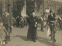 860693 Afbeelding van pater Sebastianus van Nuenen (1898-1966), voorop lopend in een spontaan georganiseerde ...